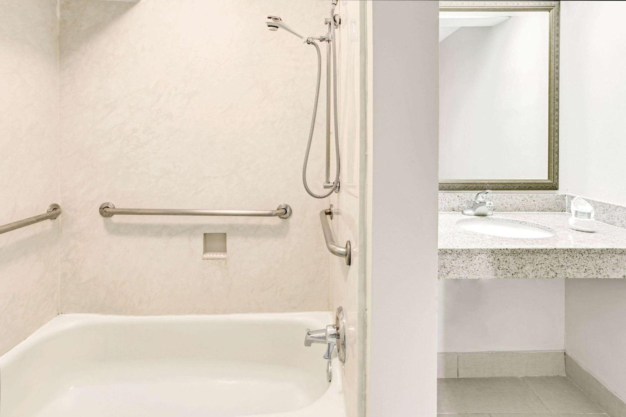 Travelodge By Wyndham Silver Spring Bagian luar foto